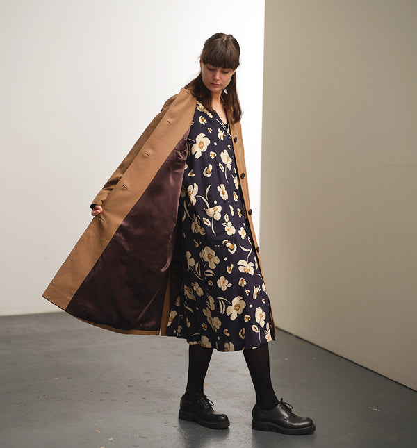 Lieblings kappa Luna! Avslappnad modell i en fin linne- och bomullsblandning. Luna har raglanärm, stora fickor med lock, veck med knapp vid ärmslut, sprund bak. Luna Muskot passar fint i mellansäsongerna. Helfodrad med foder från Italien. Sydd i ett deadstocktyg. Bruna corozo-knappar.

Färg: Gulbrun med brunrött foder.

Material: 51% lin, 49% ekologisk bomull, deadstock.&nbsp;Foder från Italien; 60% acetat, 40% viskos. Knappar av corozo, tillverkade&nbsp;av taguanöten.
Designad i Malmö, tillverkad i Litauen