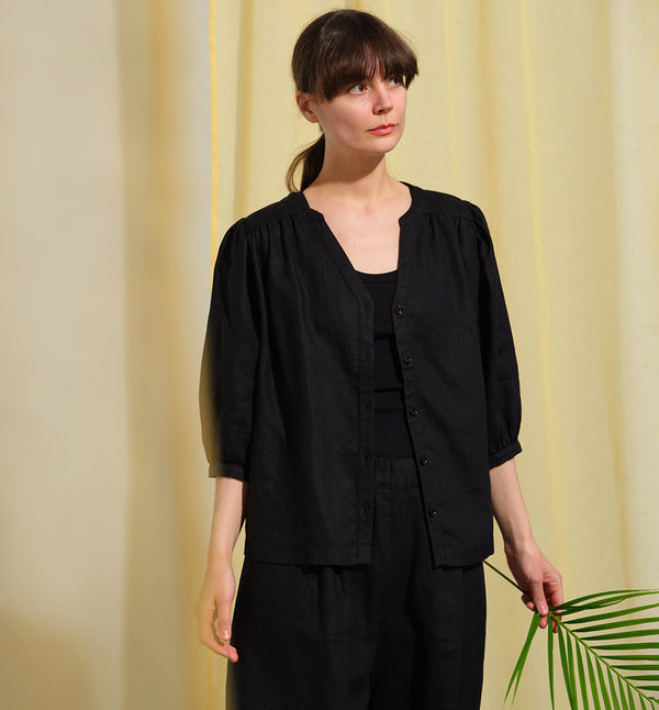 Liebling blus Lynn är en smula countryinspirerad i modellen. V-ringad, puffiga ärmar och rundat ok bak. Armbågslång ärm med smal manschett med en knapp. Svarta knappar mitt fram.

Färg: Svart

Material: 100% lin

Materialursprung:&nbsp;Detta tyg är ett deadstock tyg och kommer från Italien.&nbsp;