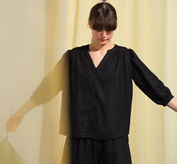 Liebling blus Lynn är en smula countryinspirerad i modellen. V-ringad, puffiga ärmar och rundat ok bak. Armbågslång ärm med smal manschett med en knapp. Svarta knappar mitt fram.

Färg: Svart

Material: 100% lin

Materialursprung:&nbsp;Detta tyg är ett deadstock tyg och kommer från Italien.&nbsp;