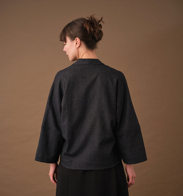 Lieblings fina kimono Margot i rak modell med omlottknyt. Lite längre bak än fram. Margot Stenhimlar är sydd i en stadig ullblandning. Tyget är ett deadstocktyg.

Färg: Svart med vita rutor

Material: 48% ull, 39% polyamid, 13% bomull