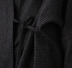 Lieblings fina kimono Margot i rak modell med omlottknyt. Lite längre bak än fram. Margot Stenhimlar är sydd i en stadig ullblandning. Tyget är ett deadstocktyg.

Färg: Svart med vita rutor

Material: 48% ull, 39% polyamid, 13% bomull
