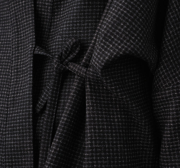 Lieblings fina kimono Margot i rak modell med omlottknyt. Lite längre bak än fram. Margot Stenhimlar är sydd i en stadig ullblandning. Tyget är ett deadstocktyg.

Färg: Svart med vita rutor

Material: 48% ull, 39% polyamid, 13% bomull