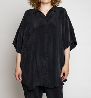 Skjorta Meriam från danska Muse Wear är en oversize skjorta med korta ärmar. Sydd i lyxig cupro. Designad i danska Thy och tillverkad i Europa.  Färg: Gråsvart Material: 100% Cupro