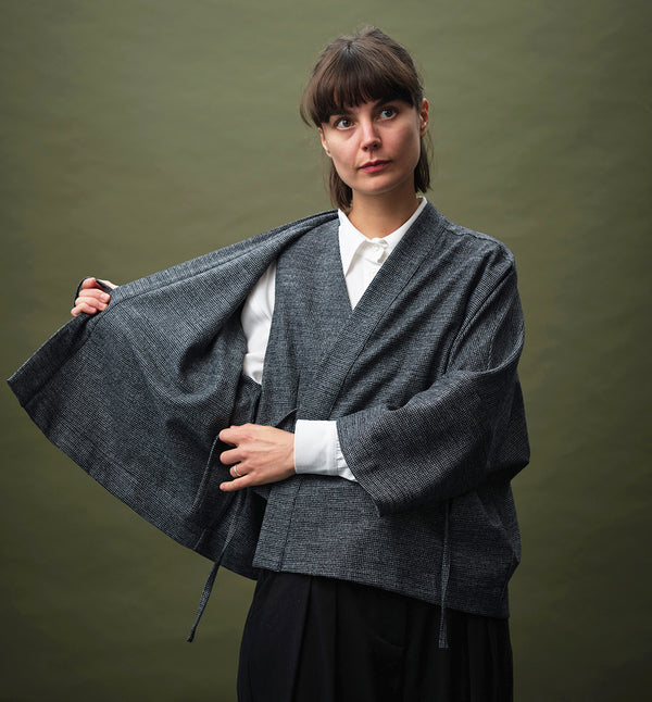 Lieblings fina kimono Margot i rak modell med omlottknyt. Lite längre bak än fram.&nbsp;

Färg:&nbsp;Pepitaruta svart/vit.&nbsp;

Material:&nbsp;63% Viskos, 36% polyester, 1% elastan.&nbsp;