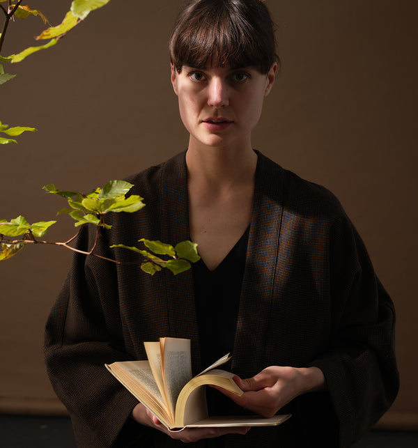 Lieblings fina kimono Margot i rak modell med omlottknyt. Lite längre bak än fram. Margot Myller är sydd i ett fint ulltyg. Tyget är ett deadstocktyg.

Färg: Svart med ljusbruna prickar

Material: 100% ull
Designad i Malmö, 
Sverige och tillverkad i Litauen