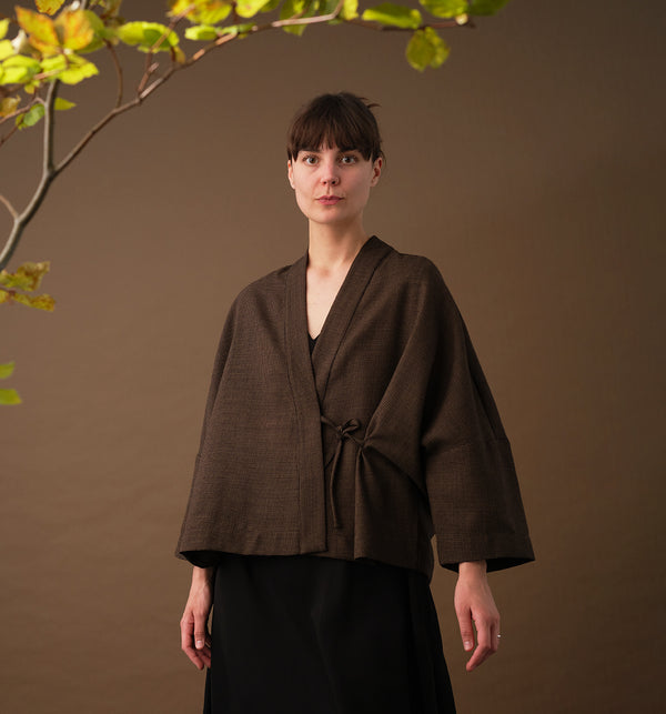 Lieblings fina kimono Margot i rak modell med omlottknyt. Lite längre bak än fram. Margot Myller är sydd i ett fint ulltyg. Tyget är ett deadstocktyg.

Färg: Svart med ljusbruna prickar

Material: 100% ull
Designad i Malmö, 
Sverige och tillverkad i Litauen