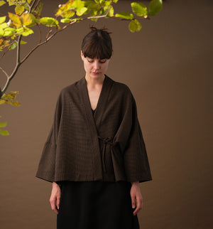 Lieblings fina kimono Margot i rak modell med omlottknyt. Lite längre bak än fram. Margot Myller är sydd i ett fint ulltyg. Tyget är ett deadstocktyg.

Färg: Svart med ljusbruna prickar

Material: 100% ull
Designad i Malmö, 
Sverige och tillverkad i Litauen