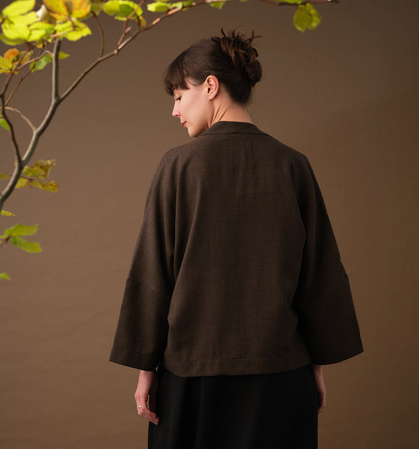 Lieblings fina kimono Margot i rak modell med omlottknyt. Lite längre bak än fram. Margot Myller är sydd i ett fint ulltyg. Tyget är ett deadstocktyg.

Färg: Svart med ljusbruna prickar

Material: 100% ull
Designad i Malmö, 
Sverige och tillverkad i Litauen