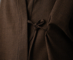 Lieblings fina kimono Margot i rak modell med omlottknyt. Lite längre bak än fram. Margot Myller är sydd i ett fint ulltyg. Tyget är ett deadstocktyg.

Färg: Svart med ljusbruna prickar

Material: 100% ull
Designad i Malmö, 
Sverige och tillverkad i Litauen