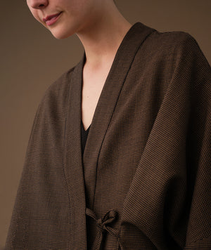 Lieblings fina kimono Margot i rak modell med omlottknyt. Lite längre bak än fram. Margot Myller är sydd i ett fint ulltyg. Tyget är ett deadstocktyg.

Färg: Svart med ljusbruna prickar

Material: 100% ull
Designad i Malmö, 
Sverige och tillverkad i Litauen
