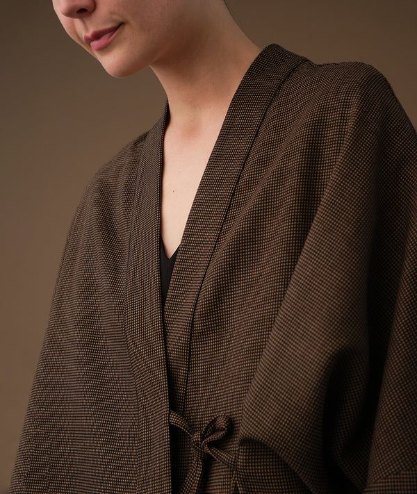 Lieblings fina kimono Margot i rak modell med omlottknyt. Lite längre bak än fram. Margot Myller är sydd i ett fint ulltyg. Tyget är ett deadstocktyg.

Färg: Svart med ljusbruna prickar

Material: 100% ull
Designad i Malmö, 
Sverige och tillverkad i Litauen