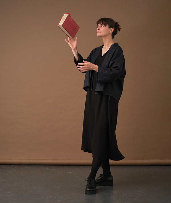 Lieblings fina kimono Margot i rak modell med omlottknyt. Lite längre bak än fram. Margot Stenhimlar är sydd i en stadig ullblandning. Tyget är ett deadstocktyg.

Färg: Svart med vita rutor

Material: 48% ull, 39% polyamid, 13% bomull