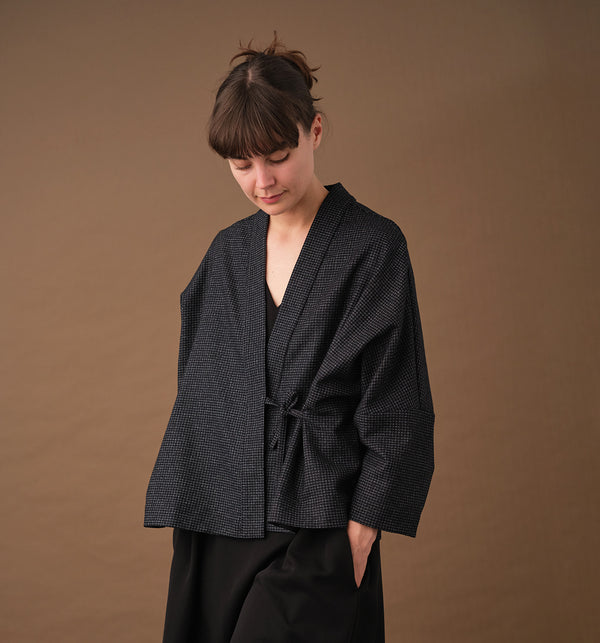 Lieblings fina kimono Margot i rak modell med omlottknyt. Lite längre bak än fram. Margot Stenhimlar är sydd i en stadig ullblandning. Tyget är ett deadstocktyg.

Färg: Svart med vita rutor

Material: 48% ull, 39% polyamid, 13% bomull