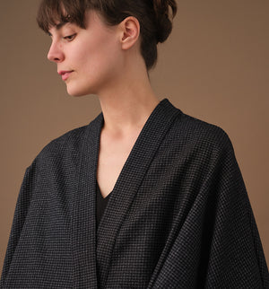Lieblings fina kimono Margot i rak modell med omlottknyt. Lite längre bak än fram. Margot Stenhimlar är sydd i en stadig ullblandning. Tyget är ett deadstocktyg.

Färg: Svart med vita rutor

Material: 48% ull, 39% polyamid, 13% bomull