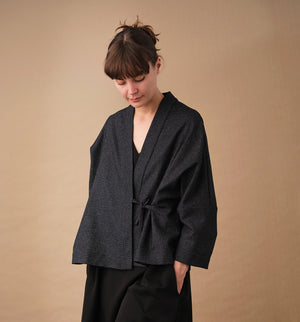 Lieblings fina kimono Margot i rak modell med omlottknyt. Lite längre bak än fram. Margot Stenhimlar är sydd i en stadig ullblandning. Tyget är ett deadstocktyg.

Färg: Svart med vita rutor

Material: 48% ull, 39% polyamid, 13% bomull