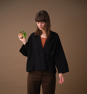 Lieblings fina kimono Margot i rak modell med omlottknyt. Lite längre bak än fram. Margot Myller är sydd i ett bomullstyg med lite struktur.&nbsp;

Färg: Svart

Material:&nbsp;98% bomull, 2% elastan. Tyget kommer från Portugal.