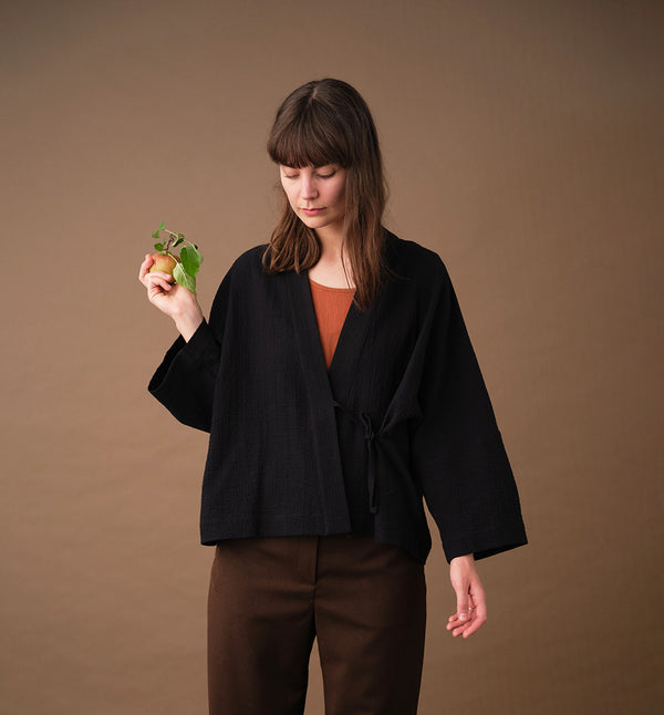 Lieblings fina kimono Margot i rak modell med omlottknyt. Lite längre bak än fram. Margot Myller är sydd i ett bomullstyg med lite struktur.&nbsp;

Färg: Svart

Material:&nbsp;98% bomull, 2% elastan. Tyget kommer från Portugal.