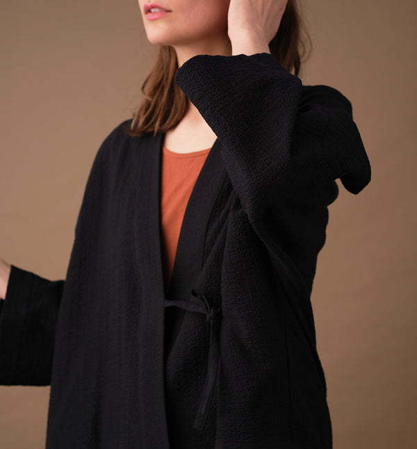Lieblings fina kimono Margot i rak modell med omlottknyt. Lite längre bak än fram. Margot Myller är sydd i ett bomullstyg med lite struktur.&nbsp;

Färg: Svart

Material:&nbsp;98% bomull, 2% elastan. Tyget kommer från Portugal.