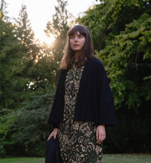 Lieblings fina kimono Margot i rak modell med omlottknyt. Lite längre bak än fram. Margot Myller är sydd i ett bomullstyg med lite struktur.&nbsp;

Färg: Svart

Material:&nbsp;98% bomull, 2% elastan. Tyget kommer från Portugal.