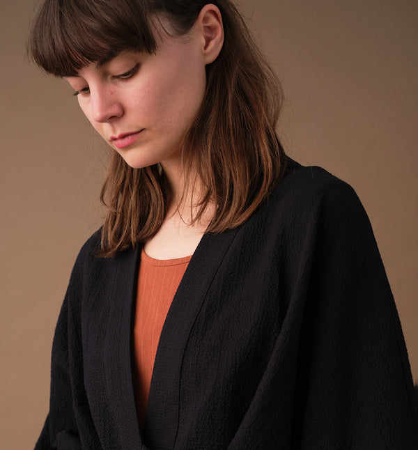 Lieblings fina kimono Margot i rak modell med omlottknyt. Lite längre bak än fram. Margot Myller är sydd i ett bomullstyg med lite struktur.&nbsp;

Färg: Svart

Material:&nbsp;98% bomull, 2% elastan. Tyget kommer från Portugal.