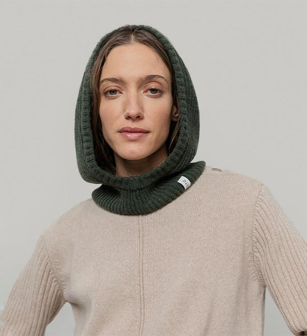 Balaklava från Rifò i återvunnen kashmir. Ribbstickad i härligt mjuk kashmir från Italien.&nbsp;

Färg: Skogsgrön

Material:&nbsp;95% återvunnen kashmir, 5% återvunnen ull.&nbsp;Kashmirgarnet återvinns av den lokala "Cenciaiolis" från Prato och det är GRS (Global Recycled Standard) certifierat.

Skötselråd:&nbsp;Handtvätt

Tillverkad:&nbsp;i Prato, Italien.