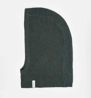 Balaklava från Rifò i återvunnen kashmir. Ribbstickad i härligt mjuk kashmir från Italien.&nbsp;

Färg: Skogsgrön

Material:&nbsp;95% återvunnen kashmir, 5% återvunnen ull.&nbsp;Kashmirgarnet återvinns av den lokala "Cenciaiolis" från Prato och det är GRS (Global Recycled Standard) certifierat.

Skötselråd:&nbsp;Handtvätt

Tillverkad:&nbsp;i Prato, Italien.