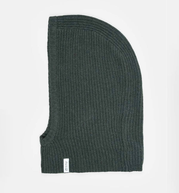 Balaklava från Rifò i återvunnen kashmir. Ribbstickad i härligt mjuk kashmir från Italien.&nbsp;

Färg: Skogsgrön

Material:&nbsp;95% återvunnen kashmir, 5% återvunnen ull.&nbsp;Kashmirgarnet återvinns av den lokala "Cenciaiolis" från Prato och det är GRS (Global Recycled Standard) certifierat.

Skötselråd:&nbsp;Handtvätt

Tillverkad:&nbsp;i Prato, Italien.