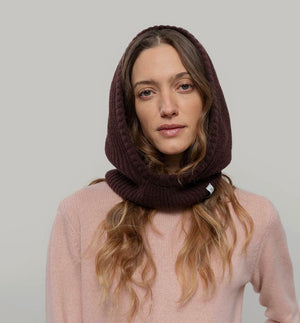 Balaclava från Rifò i återvunnen kashmir. Ribbstickad i härligt mjuk kashmir från Italien.&nbsp;

Färg: Kaffebrun

Material:&nbsp;95% återvunnen kashmir, 5% återvunnen ull.&nbsp;Kashmirgarnet återvinns av den lokala "Cenciaiolis" från Prato och det är GRS (Global Recycled Standard) certifierat.

Skötselråd:&nbsp;Handtvätt

Tillverkad:&nbsp;i Prato, Italien.