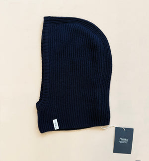 Balaklava från Rifò i återvunnen kashmir. Ribbstickad i härligt mjuk kashmir från Italien.&nbsp;

Färg: Mörkblå

Material:&nbsp;95% återvunnen kashmir, 5% återvunnen ull.&nbsp;Kashmirgarnet återvinns av den lokala "Cenciaiolis" från Prato och det är GRS (Global Recycled Standard) certifierat.

Skötselråd:&nbsp;Handtvätt

Tillverkad:&nbsp;i Prato, Italien.