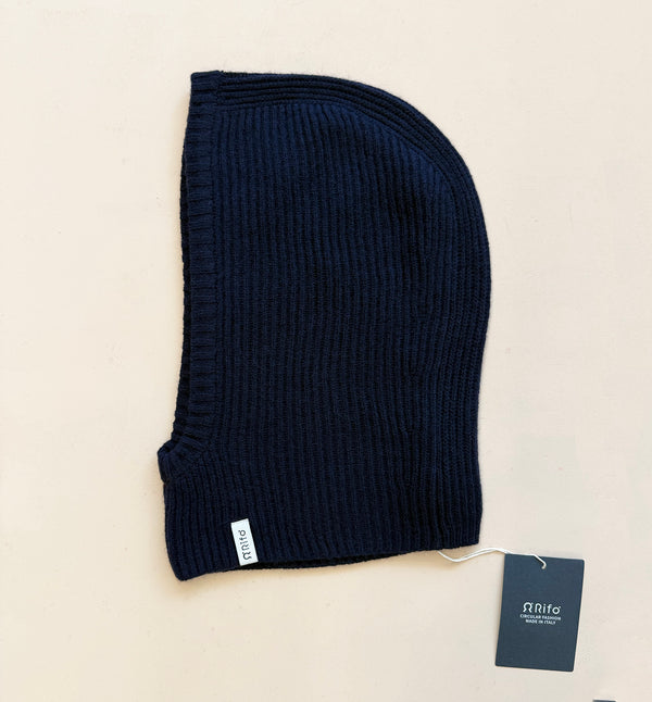Balaklava från Rifò i återvunnen kashmir. Ribbstickad i härligt mjuk kashmir från Italien.&nbsp;

Färg: Mörkblå

Material:&nbsp;95% återvunnen kashmir, 5% återvunnen ull.&nbsp;Kashmirgarnet återvinns av den lokala "Cenciaiolis" från Prato och det är GRS (Global Recycled Standard) certifierat.

Skötselråd:&nbsp;Handtvätt

Tillverkad:&nbsp;i Prato, Italien.
