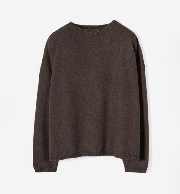Tröja Marilena i återvunnen sagolikt mjuk kashmir från Rifò, Italien. Oversize i modellen, slätstickad med rbbade kanter.


Färg: Barkbrun

Material:&nbsp;95% återvunnen kashmir, 5% återvunnen ull.&nbsp;Kashmirgarnet återvinns av den lokala "Cenciaiolis" från Prato och det är GRS (Global Recycled Standard) certifierat.

Skötselråd:&nbsp;Handtvätt, plantorka

Tillverkad:&nbsp;Etiskt tillverkad i Toscana, Italien.