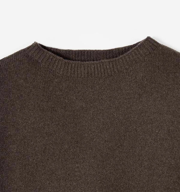 Tröja Marilena i återvunnen sagolikt mjuk kashmir från Rifò, Italien. Oversize i modellen, slätstickad med rbbade kanter.


Färg: Barkbrun

Material:&nbsp;95% återvunnen kashmir, 5% återvunnen ull.&nbsp;Kashmirgarnet återvinns av den lokala "Cenciaiolis" från Prato och det är GRS (Global Recycled Standard) certifierat.

Skötselråd:&nbsp;Handtvätt, plantorka

Tillverkad:&nbsp;Etiskt tillverkad i Toscana, Italien.
