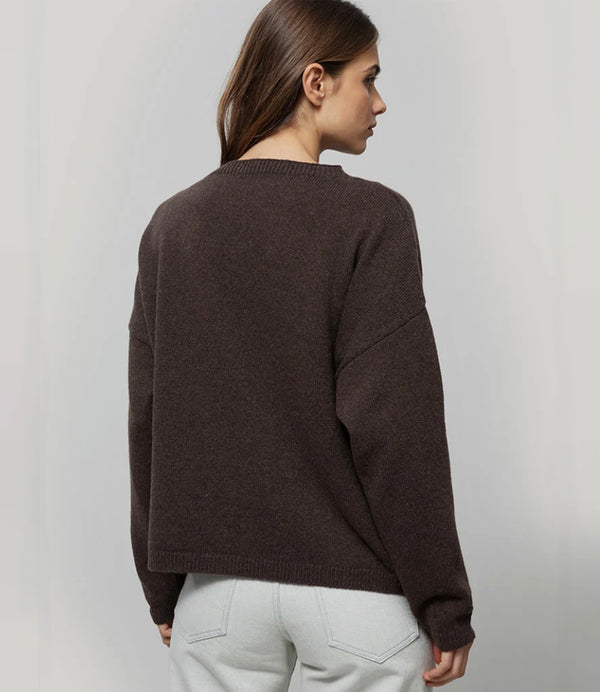 Tröja Marilena i återvunnen sagolikt mjuk kashmir från Rifò, Italien. Oversize i modellen, slätstickad med rbbade kanter.


Färg: Barkbrun

Material:&nbsp;95% återvunnen kashmir, 5% återvunnen ull.&nbsp;Kashmirgarnet återvinns av den lokala "Cenciaiolis" från Prato och det är GRS (Global Recycled Standard) certifierat.

Skötselråd:&nbsp;Handtvätt, plantorka

Tillverkad:&nbsp;Etiskt tillverkad i Toscana, Italien.