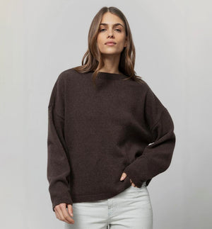 Tröja Marilena i återvunnen sagolikt mjuk kashmir från Rifò, Italien. Oversize i modellen, slätstickad med rbbade kanter.


Färg: Barkbrun

Material:&nbsp;95% återvunnen kashmir, 5% återvunnen ull.&nbsp;Kashmirgarnet återvinns av den lokala "Cenciaiolis" från Prato och det är GRS (Global Recycled Standard) certifierat.

Skötselråd:&nbsp;Handtvätt, plantorka

Tillverkad:&nbsp;Etiskt tillverkad i Toscana, Italien.