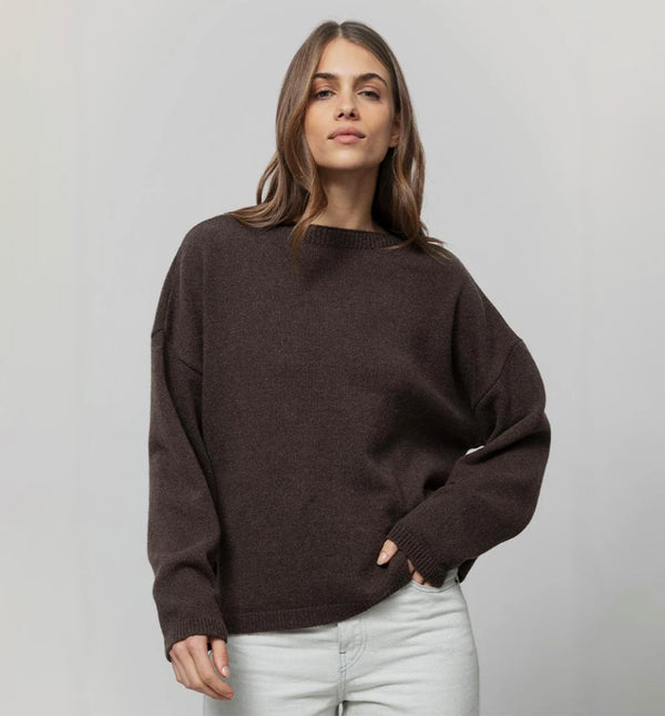 Tröja Marilena i återvunnen sagolikt mjuk kashmir från Rifò, Italien. Oversize i modellen, slätstickad med rbbade kanter.


Färg: Barkbrun

Material:&nbsp;95% återvunnen kashmir, 5% återvunnen ull.&nbsp;Kashmirgarnet återvinns av den lokala "Cenciaiolis" från Prato och det är GRS (Global Recycled Standard) certifierat.

Skötselråd:&nbsp;Handtvätt, plantorka

Tillverkad:&nbsp;Etiskt tillverkad i Toscana, Italien.