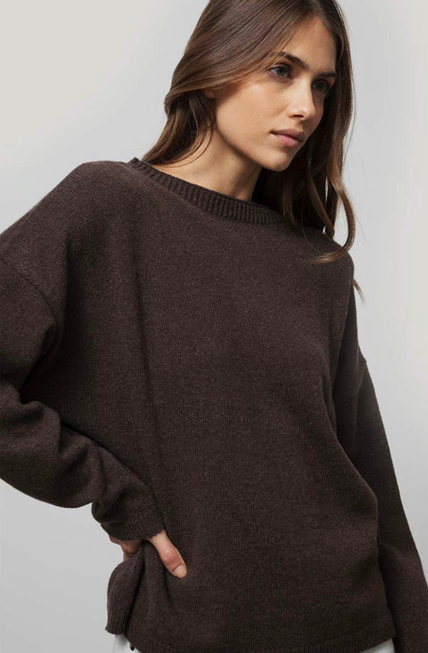 Tröja Marilena i återvunnen sagolikt mjuk kashmir från Rifò, Italien. Oversize i modellen, slätstickad med rbbade kanter.


Färg: Barkbrun

Material:&nbsp;95% återvunnen kashmir, 5% återvunnen ull.&nbsp;Kashmirgarnet återvinns av den lokala "Cenciaiolis" från Prato och det är GRS (Global Recycled Standard) certifierat.

Skötselråd:&nbsp;Handtvätt, plantorka

Tillverkad:&nbsp;Etiskt tillverkad i Toscana, Italien.
