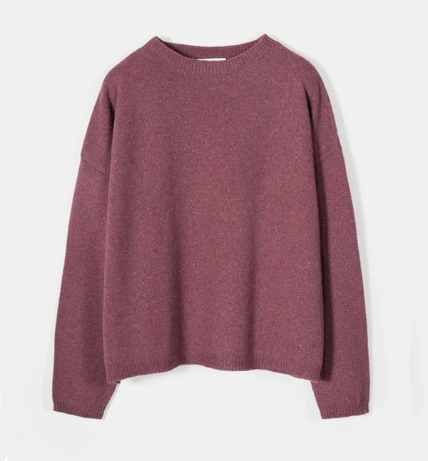 Tröja Marilena i återvunnen sagolikt mjuk kashmir från Rifò, Italien. Oversize i modellen, slätstickad med rbbade kanter.


Färg: Marsala röd

Material:&nbsp;95% återvunnen kashmir, 5% återvunnen ull.&nbsp;Kashmirgarnet återvinns av den lokala "Cenciaiolis" från Prato och det är GRS (Global Recycled Standard) certifierat.

Skötselråd:&nbsp;Handtvätt, plantorka

Tillverkad:&nbsp;Etiskt tillverkad i Toscana, Italien.
