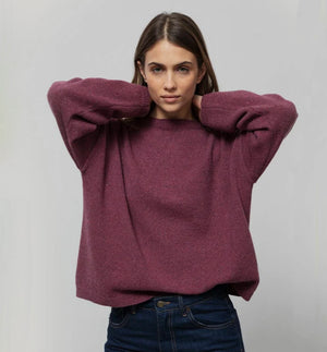 Tröja Marilena i återvunnen sagolikt mjuk kashmir från Rifò, Italien. Oversize i modellen, slätstickad med rbbade kanter.


Färg: Marsala röd

Material:&nbsp;95% återvunnen kashmir, 5% återvunnen ull.&nbsp;Kashmirgarnet återvinns av den lokala "Cenciaiolis" från Prato och det är GRS (Global Recycled Standard) certifierat.

Skötselråd:&nbsp;Handtvätt, plantorka

Tillverkad:&nbsp;Etiskt tillverkad i Toscana, Italien.