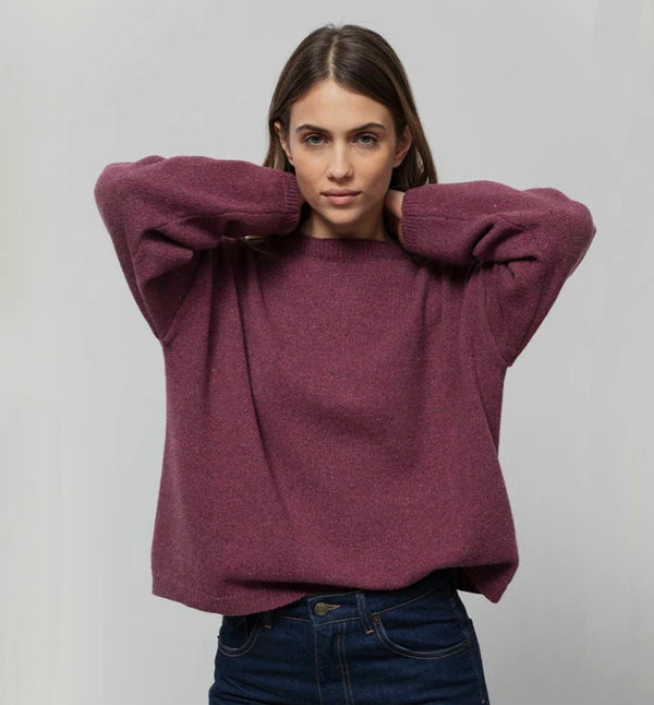 Tröja Marilena i återvunnen sagolikt mjuk kashmir från Rifò, Italien. Oversize i modellen, slätstickad med rbbade kanter.


Färg: Marsala röd

Material:&nbsp;95% återvunnen kashmir, 5% återvunnen ull.&nbsp;Kashmirgarnet återvinns av den lokala "Cenciaiolis" från Prato och det är GRS (Global Recycled Standard) certifierat.

Skötselråd:&nbsp;Handtvätt, plantorka

Tillverkad:&nbsp;Etiskt tillverkad i Toscana, Italien.