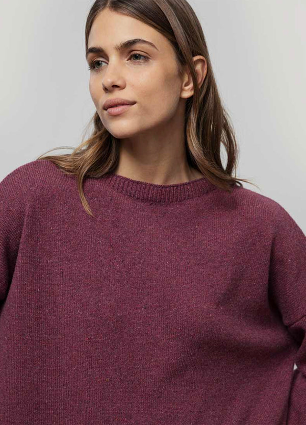 Tröja Marilena i återvunnen sagolikt mjuk kashmir från Rifò, Italien. Oversize i modellen, slätstickad med rbbade kanter.


Färg: Marsala röd

Material:&nbsp;95% återvunnen kashmir, 5% återvunnen ull.&nbsp;Kashmirgarnet återvinns av den lokala "Cenciaiolis" från Prato och det är GRS (Global Recycled Standard) certifierat.

Skötselråd:&nbsp;Handtvätt, plantorka

Tillverkad:&nbsp;Etiskt tillverkad i Toscana, Italien.