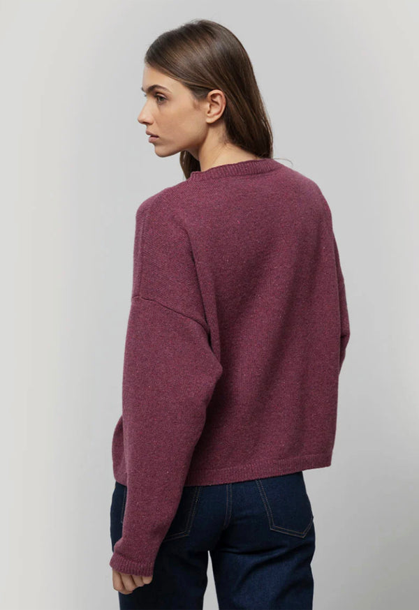 Tröja Marilena i återvunnen sagolikt mjuk kashmir från Rifò, Italien. Oversize i modellen, slätstickad med rbbade kanter.


Färg: Marsala röd

Material:&nbsp;95% återvunnen kashmir, 5% återvunnen ull.&nbsp;Kashmirgarnet återvinns av den lokala "Cenciaiolis" från Prato och det är GRS (Global Recycled Standard) certifierat.

Skötselråd:&nbsp;Handtvätt, plantorka

Tillverkad:&nbsp;Etiskt tillverkad i Toscana, Italien.