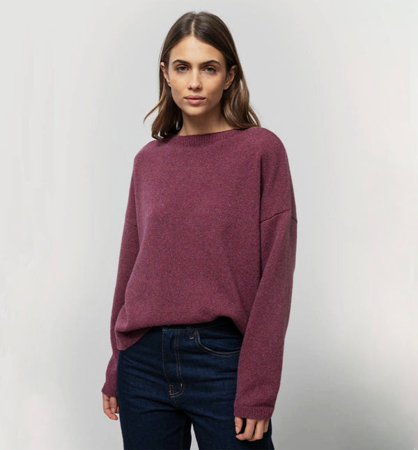 Tröja Marilena i återvunnen sagolikt mjuk kashmir från Rifò, Italien. Oversize i modellen, slätstickad med rbbade kanter.


Färg: Marsala röd

Material:&nbsp;95% återvunnen kashmir, 5% återvunnen ull.&nbsp;Kashmirgarnet återvinns av den lokala "Cenciaiolis" från Prato och det är GRS (Global Recycled Standard) certifierat.

Skötselråd:&nbsp;Handtvätt, plantorka

Tillverkad:&nbsp;Etiskt tillverkad i Toscana, Italien.