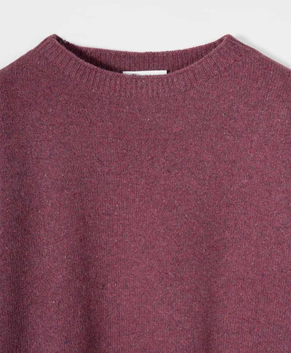 Tröja Marilena i återvunnen sagolikt mjuk kashmir från Rifò, Italien. Oversize i modellen, slätstickad med rbbade kanter.


Färg: Marsala röd

Material:&nbsp;95% återvunnen kashmir, 5% återvunnen ull.&nbsp;Kashmirgarnet återvinns av den lokala "Cenciaiolis" från Prato och det är GRS (Global Recycled Standard) certifierat.

Skötselråd:&nbsp;Handtvätt, plantorka

Tillverkad:&nbsp;Etiskt tillverkad i Toscana, Italien.