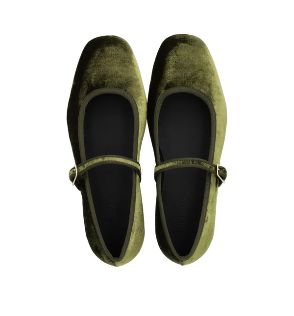 Mary Jane-ballerina i mjuk sammet med en lätt fyrkantig tå. Ballerinan har justerbar stängning med guldfärgat spänne, vadderad innersula, kromfritt läderfoder och en lätt, mjuk och flexibel ANGULUS-gummisula. Designad i Danmark och handgjord med kärlek i Portugal.&nbsp;



Färg: Grön

Material:&nbsp;Sammet, fodrad med kromfritt läder.