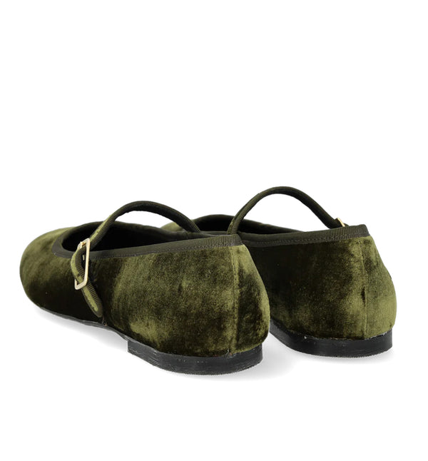 Mary Jane-ballerina i mjuk sammet med en lätt fyrkantig tå. Ballerinan har justerbar stängning med guldfärgat spänne, vadderad innersula, kromfritt läderfoder och en lätt, mjuk och flexibel ANGULUS-gummisula. Designad i Danmark och handgjord med kärlek i Portugal.&nbsp;



Färg: Grön

Material:&nbsp;Sammet, fodrad med kromfritt läder.