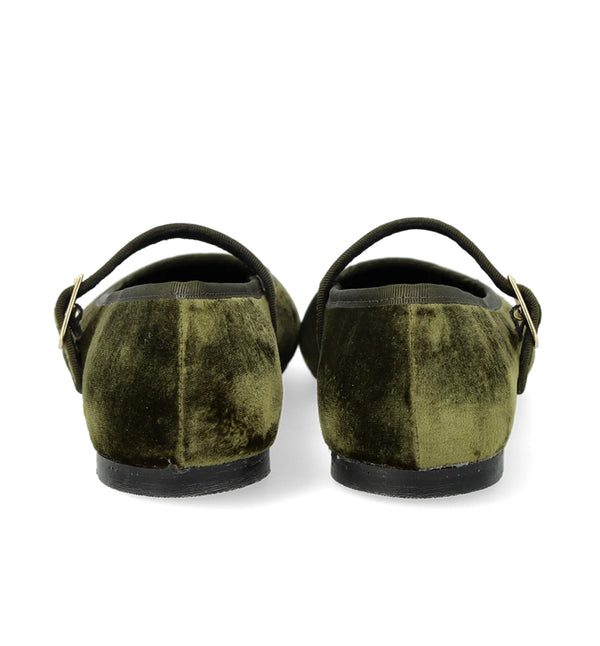 Mary Jane-ballerina i mjuk sammet med en lätt fyrkantig tå. Ballerinan har justerbar stängning med guldfärgat spänne, vadderad innersula, kromfritt läderfoder och en lätt, mjuk och flexibel ANGULUS-gummisula. Designad i Danmark och handgjord med kärlek i Portugal.&nbsp;



Färg: Grön

Material:&nbsp;Sammet, fodrad med kromfritt läder.