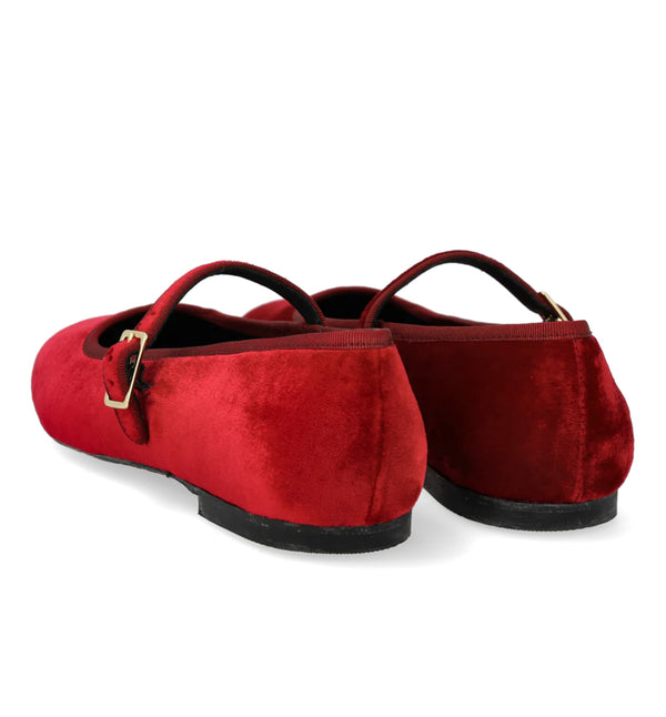 Mary Jane-ballerina i mjuk sammet med en lätt fyrkantig tå. Ballerinan har justerbar stängning med guldfärgat spänne, vadderad innersula, kromfritt läderfoder och en lätt, mjuk och flexibel ANGULUS-gummisula. Designad i Danmark och handgjord med kärlek i Portugal.&nbsp;



Färg: Röd

Material:&nbsp;Sammet, fodrad med kromfritt läder.

Sula: Gummi