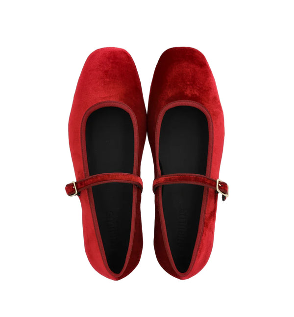 Mary Jane-ballerina i mjuk sammet med en lätt fyrkantig tå. Ballerinan har justerbar stängning med guldfärgat spänne, vadderad innersula, kromfritt läderfoder och en lätt, mjuk och flexibel ANGULUS-gummisula. Designad i Danmark och handgjord med kärlek i Portugal.&nbsp;



Färg: Röd

Material:&nbsp;Sammet, fodrad med kromfritt läder.

Sula: Gummi