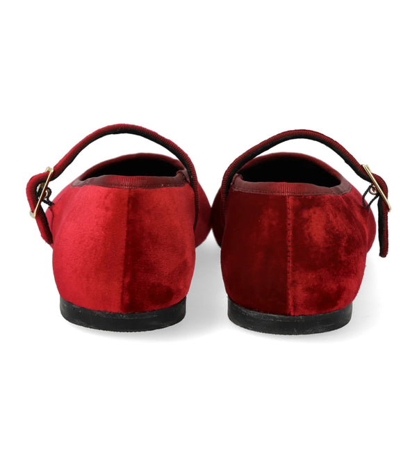 Mary Jane-ballerina i mjuk sammet med en lätt fyrkantig tå. Ballerinan har justerbar stängning med guldfärgat spänne, vadderad innersula, kromfritt läderfoder och en lätt, mjuk och flexibel ANGULUS-gummisula. Designad i Danmark och handgjord med kärlek i Portugal.&nbsp;



Färg: Röd

Material:&nbsp;Sammet, fodrad med kromfritt läder.

Sula: Gummi