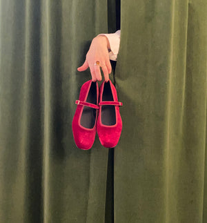 Mary Jane-ballerina i mjuk sammet med en lätt fyrkantig tå. Ballerinan har justerbar stängning med guldfärgat spänne, vadderad innersula, kromfritt läderfoder och en lätt, mjuk och flexibel ANGULUS-gummisula. Designad i Danmark och handgjord med kärlek i Portugal.&nbsp;



Färg: Röd

Material:&nbsp;Sammet, fodrad med kromfritt läder.

Sula: Gummi